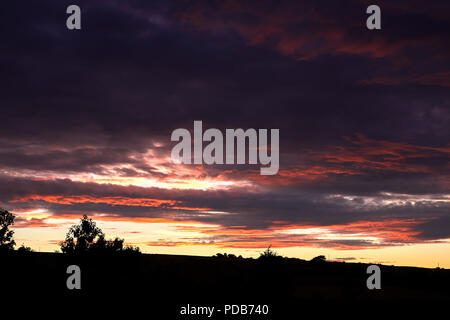 Un arida e riscaldata Nidderdale attende che il cambiamento del clima e mostra un tramonto spettacolare. Foto Stock