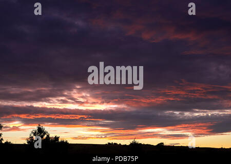 Un arida e riscaldata Nidderdale attende che il cambiamento del clima e mostra un tramonto spettacolare. Foto Stock