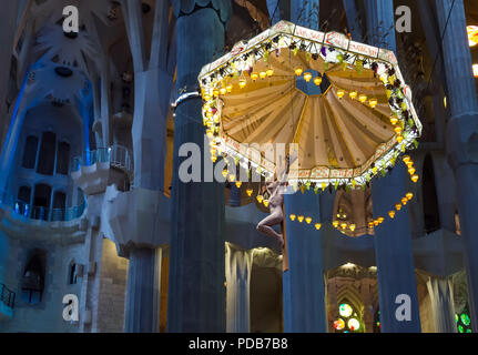 Illuminata Cristo sulla croce pezzo scultoreo sospesi da colonne vicine. Il tettuccio si legge: "Gloria a DOVUTA A dalt Del Cel,' CHE translat Foto Stock