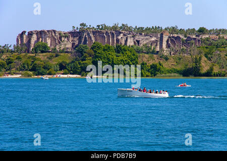 Escursione in barca Grotte di Catullo, sopra le rovine di antiche ville romane, Sirmione sul Lago di Garda, Lombardia, Italia Foto Stock