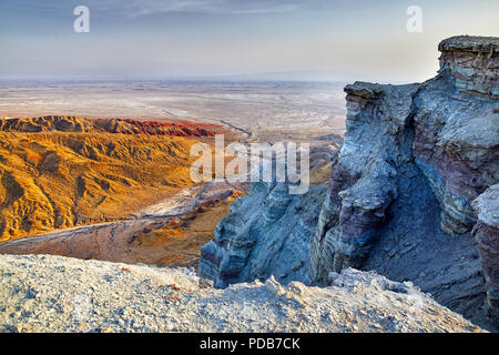 Vista aerea di bizzarre montagne stratificata nel parco deserto Altyn Emel in Kazakistan Foto Stock