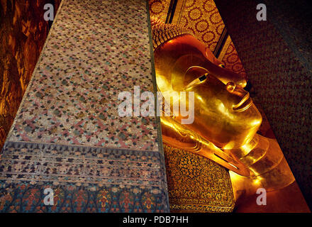 Famosa Statua del Grande Buddha d'oro di Wat Pho tempio a Bangkok, in Thailandia. Simbolo della cultura buddhista. Foto Stock