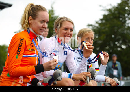 Gold medallist Paesi Bassi' Ellen Van Dijk (centro), Bronze medallist Germania Worrack Trixi (sinistra) e silver medallist Netherland's Anna Van Der Breggen nel femminile Crono posano con le loro medaglie durante il giorno sette del 2018 Campionati Europei presso la Glasgow Ciclismo Road Race Course. Foto Stock