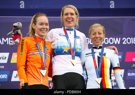 Gold medallist Paesi Bassi' Ellen Van Dijk (centro), Bronze medallist Germania Worrack Trixi (sinistra) e silver medallist Netherland's Anna Van Der Breggen nel femminile Crono posano con le loro medaglie durante il giorno sette del 2018 Campionati Europei presso la Glasgow Ciclismo Road Race Course. Foto Stock