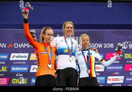 Gold medallist Paesi Bassi' Ellen Van Dijk (centro), Bronze medallist Germania Worrack Trixi (sinistra) e silver medallist Netherland's Anna Van Der Breggen nel femminile Crono posano con le loro medaglie durante il giorno sette del 2018 Campionati Europei presso la Glasgow Ciclismo Road Race Course. Foto Stock