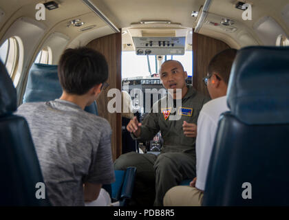 MISAWA COMBATTÉ, Giappone (Agosto 2, 2017) Naval Air Crewman (meccanico) 2a classe Nicolai Villones, nativo di Kalihi, Hawaii., conduce un tour di una C-12 Huron, durante un linguaggio inglese tour su Misawa combatté la base dell'aria. Un tour annuale condotta da marinai e aviatori, il tour sottolinea inglese competenze di comunicazione e si concentra sugli impegnativi 7 attraverso 9 livellatrici nella loro capacità linguistiche durante tutta la giornata evento. (U.S. Foto di Marina di Massa lo specialista di comunicazione di terza classe Samuel pancetta/rilasciato) Foto Stock