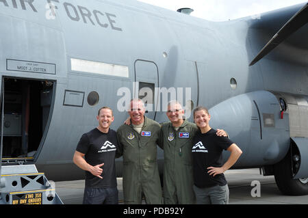 Kevin Klein e Sara Heesen, American guerrieri ninja, sono stati informati in merito alla missione di uragano e girato un WC-130J della 53 Meteo squadrone di ricognizione, 403ala, durante il guerriero alfa tour presso Keesler Air Force Base, Mississippi il Agosto 2, 2018. Alfa guerriero, costruito intorno ad un unico apparato, sfide aviatori come affrontare i vari ostacoli o stazioni. Questo programma è stato progettato per migliorare la fitness training aiutando gli avieri costruire e mantenere la resilienza, mentre a casa o distribuito. (US. Air Force foto di Master Sgt. Jessica Kendziorek) Foto Stock