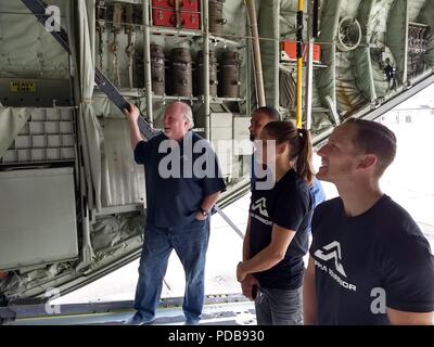 Kevin Klein e Sara Heesen, American guerrieri ninja, sono stati informati in merito alla missione di uragano e girato un WC-130J della 53 Meteo squadrone di ricognizione, 403ala, durante il guerriero alfa tour presso Keesler Air Force Base, Mississippi il Agosto 2, 2018. Alfa guerriero, costruito intorno ad un unico apparato, sfide aviatori come affrontare i vari ostacoli o stazioni. Questo programma è stato progettato per migliorare la fitness training aiutando gli avieri costruire e mantenere la resilienza, mentre a casa o distribuito. (US. Air Force foto di Master Sgt. Jessica Kendziorek) Foto Stock