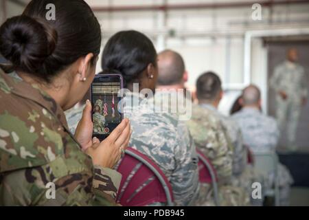 Un Team Mildenhall Airman record Master Chief Sgt. della Air Force Kaleth O. Wright, durante una chiamata, a RAF Mildenhall, Inghilterra, 2 agosto 2018. Wright's visita faceva parte di un tour di immersione progettata per impegnare U.S. Air Force aviatori sulla resilienza, la leadership e la prontezza. (U.S. Air Force foto di Senior Airman Christine Groening) Foto Stock