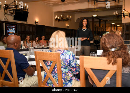 Tonya Wright, coniuge di Capo Comandante Sergente della Air Force Kaleth O. Wright, parla con il Team Mildenhall coniugi nel corso di una colazione presso la sala da pranzo del Gateway Impianto di RAF Mildenhall, Inghilterra, 2 agosto 2018. La sig.ra Wright si è riunito con il Team Mildenhall coniugi, dove ha risposto alle domande e ascoltato le loro prospettive come coniugi militare. (U.S. Air Force foto di Senior Airman Christine Groening) Foto Stock