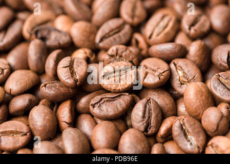 Chicco di caffè vicino. Molti caffè torrefatto in grani è vista dal di sopra Foto Stock