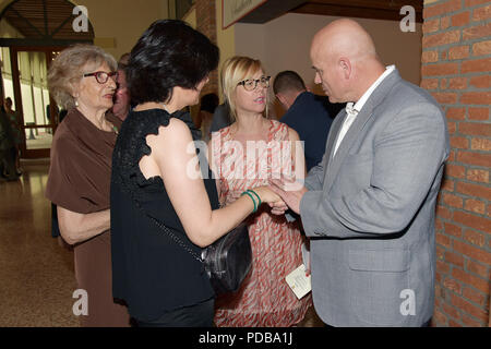 Stati Uniti Esercito il Mag. Gen. Roger L. Cloutier (a destra), comandante U.S. Army Africa, accoglie favorevolmente la Sig.ra Cinzia Battistello, Presidente della Pro Marostica associazione, durante un recente USARAF relazioni comunitarie (COMREL) evento a Corte di Casale, Vicenza, Italia 2 agosto 2018. (Foto di U.S. Esercito Davide Dalla Massara) Foto Stock