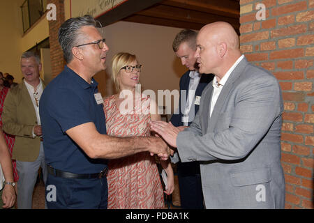 Stati Uniti Esercito il Mag. Gen. Roger L. Cloutier (a destra), comandante U.S. Army Africa, accoglie con favore il sig. Maddalena, vice sindaco di Camisano Vicentino, durante un recente USARAF relazioni comunitarie (COMREL) evento a Corte di Casale, Vicenza, Italia 2 agosto 2018. (Foto di U.S. Esercito Davide Dalla Massara) Foto Stock