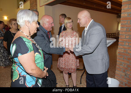 Stati Uniti Esercito il Mag. Gen. Roger L. Cloutier (a destra), comandante U.S. Army Africa, accoglie con favore il sig. Guido Barbierato, Presidente della Associazione paracadutisti di Vicenza, durante un recente USARAF relazioni comunitarie (COMREL) evento a Corte di Casale, Vicenza, Italia 2 agosto 2018. (Foto di U.S. Esercito Davide Dalla Massara) Foto Stock