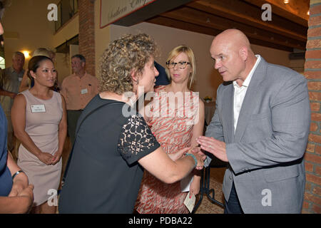 Stati Uniti Esercito il Mag. Gen. Roger L. Cloutier (a destra), comandante U.S. Army Africa, accoglie favorevolmente la sig.ra Giusy Armiletti, Sindaco di Dueville, durante un recente USARAF relazioni comunitarie (COMREL) evento a Corte di Casale, Vicenza, Italia 2 agosto 2018. (Foto di U.S. Esercito Davide Dalla Massara) Foto Stock