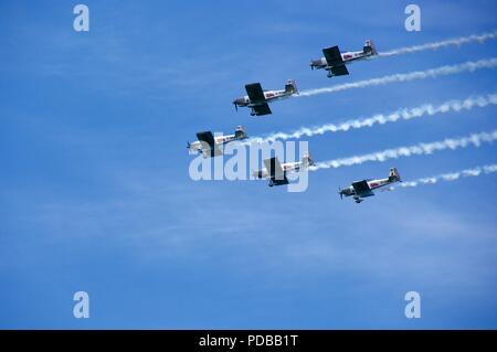 Il team di Raven per i voli in formazione a Torbay Airshow, Giugno 2018. Emissione di fumo bianco sentieri contro un cielo blu. Foto Stock