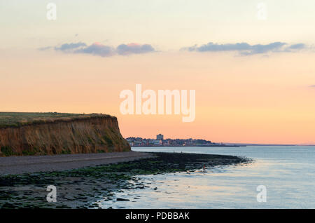 La vista dalla Reculver verso Herne Bay al tramonto. Il Bishopstone scogliere sono visibile sulla sinistra. Foto Stock