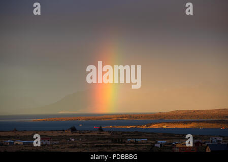 Rainbow oltre le acque e le rive dell'ultima speranza audio ( Fjord de la Ultima Esperanza ) vicino a Puerto Natales , regione di Magallanes Xll ,Cile Foto Stock