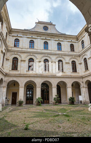 Sassari,l'Italia,12-Aprile-2018:persone sono all'ingresso del Palazzo Ducale di Sassari sull'isola italiana di sardegna, questo è utilizzato come Municipio, Sassari è una delle più grandi città della Sardegna Foto Stock