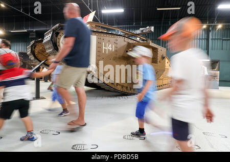 Sono le persone che fanno il loro modo in passato una guerra mondiale un serbatoio MkV che ha visto in azione nella battaglia di Amiens con C Company, 8° Battaglione, sotto 2° Tenente Harold Whittenbury, durante un evento presso il Museo del serbatoio in Bovington, Dorset, in occasione del centenario della battaglia di Amiens, che ha visto più di 500 serbatoi spearhead un attacco che alla fine ha portato alla fine della Prima Guerra Mondiale. Foto Stock