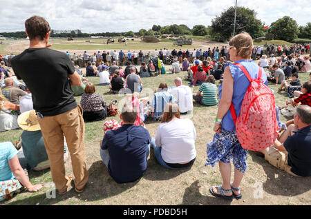 La gente guarda la simulazione di una battaglia in arena durante un evento presso il Museo del serbatoio in Bovington, Dorset, in occasione del centenario della battaglia di Amiens, che ha visto più di 500 serbatoi spearhead un attacco che alla fine ha portato alla fine della Prima Guerra Mondiale. Foto Stock