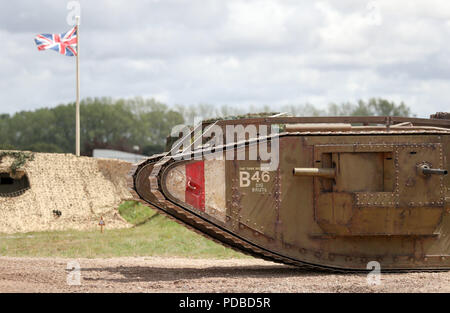 Una replica la guerra mondiale una Mk4 serbatoio prende parte in una simulazione di battaglia nel corso di un evento presso il Museo del serbatoio in Bovington, Dorset, in occasione del centenario della battaglia di Amiens, che ha visto più di 500 serbatoi spearhead un attacco che alla fine ha portato alla fine della Prima Guerra Mondiale. Foto Stock