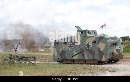 Una replica la Prima Guerra Mondiale A7V serbatoio prende parte in una simulazione di battaglia nel corso di un evento presso il Museo del serbatoio in Bovington, Dorset, in occasione del centenario della battaglia di Amiens, che ha visto più di 500 serbatoi spearhead un attacco che alla fine ha portato alla fine della Prima Guerra Mondiale. Foto Stock