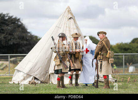 La guerra mondiale una storia viva attori durante un evento presso il Museo del serbatoio in Bovington, Dorset, in occasione del centenario della battaglia di Amiens, che ha visto più di 500 serbatoi spearhead un attacco che alla fine ha portato alla fine della Prima Guerra Mondiale. Foto Stock