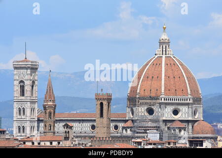 Antenna del teleobiettivo colpo di una ben soleggiato il Duomo e la torre di Firenze, Toscana, Italia Foto Stock