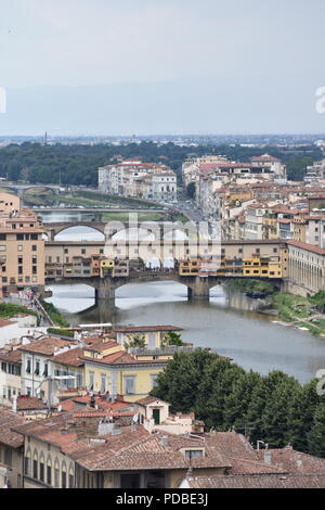 Riprese aeree del Ponte Vecchio, tetti di Firenze e dal fiume Arno su un vago giorno. Firenze, Toscana, Italia. Foto Stock