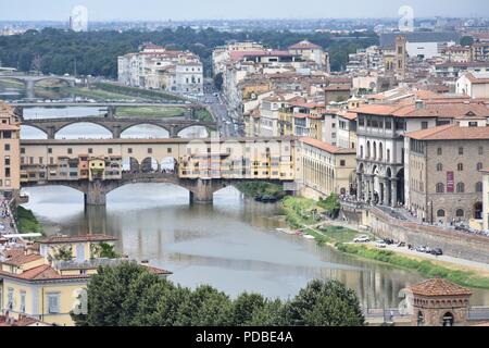 Riprese aeree del Ponte Vecchio, tetti di Firenze e dal fiume Arno su un vago giorno. Firenze, Toscana, Italia. Foto Stock