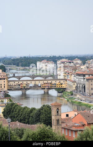 Riprese aeree del Ponte Vecchio, tetti di Firenze e dal fiume Arno su un vago giorno. Firenze, Toscana, Italia. Foto Stock