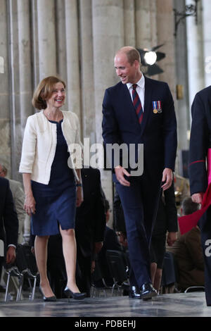 Il Duca di Cambridge con Madame Florence Parly, Ministro per le forze armate di Francia, presso la cattedrale di Amiens, Francia, come egli arriva per il servizio per le celebrazioni del centenario della battaglia di Amiens e la successiva "Cento giorni offensivo' che era un punto decisivo nella Prima Guerra Mondiale. Foto Stock