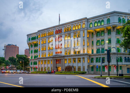 Edificio con vetri colorati in Clarke Quay Foto Stock