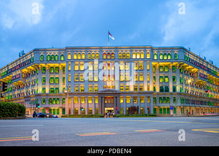 Edificio con vetri colorati in Clarke Quay Foto Stock