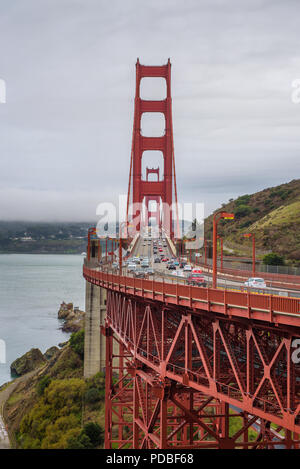 Il traffico sul Golden Gate Bridge a San Francisco, California Foto Stock