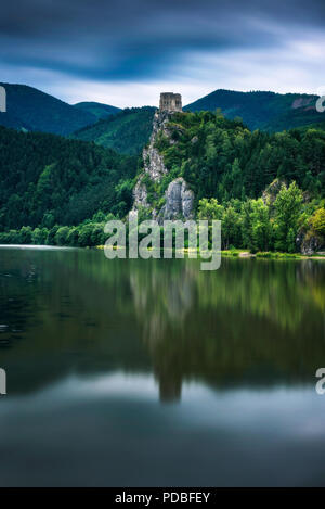 Rovine del Castello di Strecno e fiume Vah in Slovacchia poco dopo la pioggia. Lunga esposizione. Foto Stock