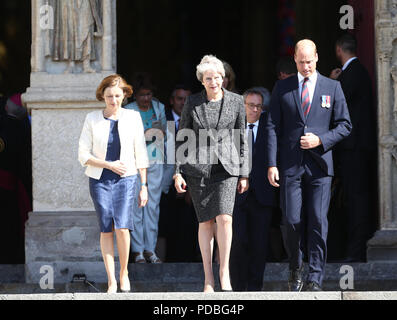 Il Duca di Cambridge, Primo Ministro Theresa Maggio e Madame Florence Parly, Ministro per le forze armate di Francia lascia la cattedrale di Amiens, Francia, dopo aver partecipato a un servizio per il centenario della battaglia di Amiens e la successiva "Cento giorni offensivo' che era un punto decisivo nella Prima Guerra Mondiale. Foto Stock