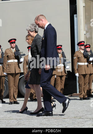 Il Duca di Cambridge, Primo Ministro Theresa Maggio e Madame Florence Parly, Ministro per le forze armate di Francia lascia la cattedrale di Amiens, Francia, dopo aver partecipato a un servizio per il centenario della battaglia di Amiens e la successiva "Cento giorni offensivo' che era un punto decisivo nella Prima Guerra Mondiale. Foto Stock