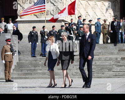 Il Duca di Cambridge, Primo Ministro Theresa Maggio e Madame Florence Parly, Ministro per le forze armate di Francia lascia la cattedrale di Amiens, Francia, dopo aver partecipato a un servizio per il centenario della battaglia di Amiens e la successiva "Cento giorni offensivo' che era un punto decisivo nella Prima Guerra Mondiale. Foto Stock