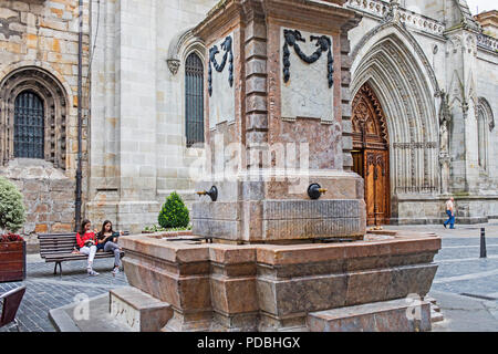 Fatto Jakue Square,nella cattedrale di sfondo, Old Town (Casco Viejo), Bilbao, Spagna Foto Stock