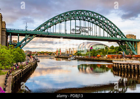 Il Tyne riverside con il Tyne Bridge, Millennium Bridge, salvia e Galleria d'arte Baltic al tramonto, Newcastle-upon-Tyne e Gateshead, Regno Unito. Foto Stock