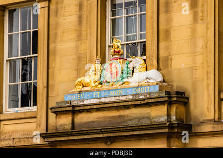 La stemma reale su un edificio presso il Quayside, Newcastle, Regno Unito. Foto Stock