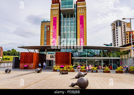 Esterno del Baltico Centro per l arte contemporanea, una galleria d'arte ospitato in un ex mulino di farina accanto al Fiume Tyne, Gateshead, Regno Unito. Foto Stock