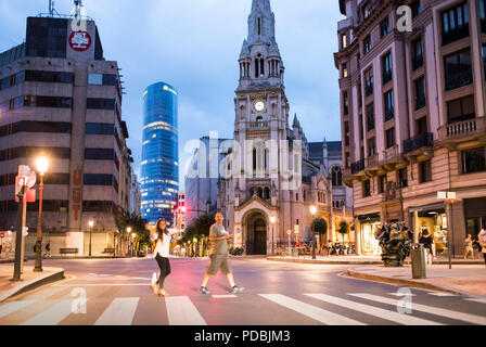 Crosswalk, in Plaza San José, con San José de la Montaña chiesa e Iberdrola tower, , Bilbao, Spagna Foto Stock