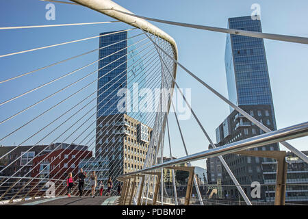 Ponte Zubizuri da Santiago Calatrava e il Isozaki Atea Twin towers, Bilbao, Biscaglia, Paesi Baschi Foto Stock