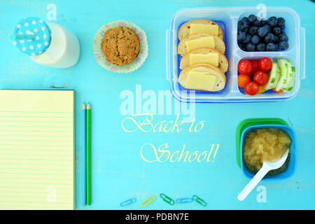 Pranzo sano per il ritorno a scuola in lay piatto con una stanza per il testo Foto Stock
