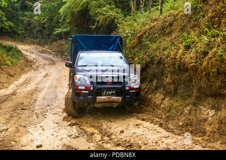 Pick up truck incollato su una collina in un fangoso terreno sterrato in Panama Foto Stock