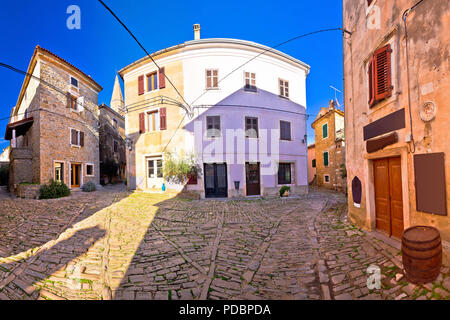 Piazza in ciottoli di Groznjan vista villaggio Istria, regione della Croazia Foto Stock