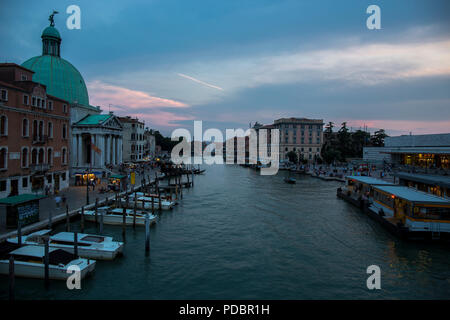 Vista dal ponte - Ponte degli Scalzi sul Canal Grande vicino alla stazione ferroviaria di Venezia Foto Stock